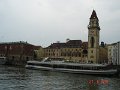 das Rathaus vom Fluss aus gesehen